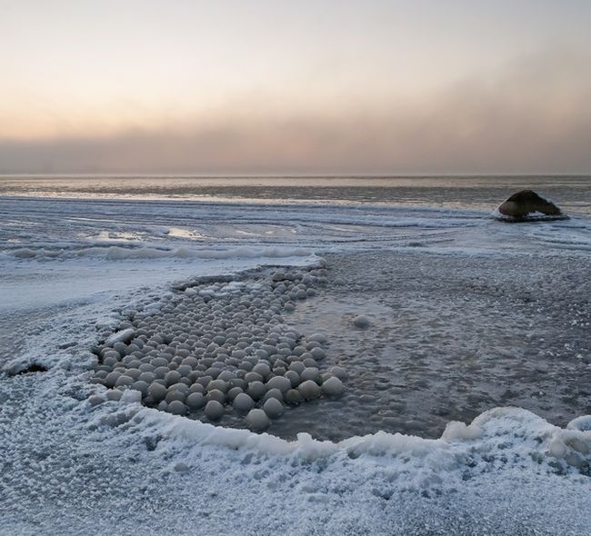 Удивительное природное явление на берегу Финского залива (4 фото)