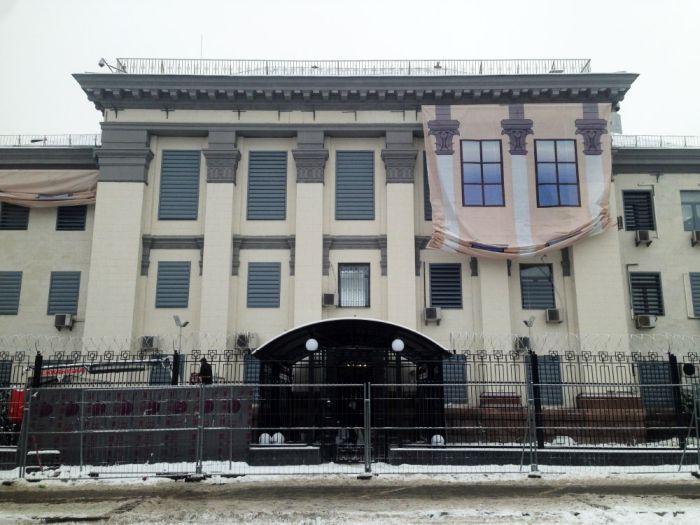 Как сейчас выглядит здание посольства РФ в Киеве (10 фото)