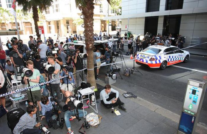 В центре Сиднея террорист более 16 часов удерживал заложников (35 фото + видео)