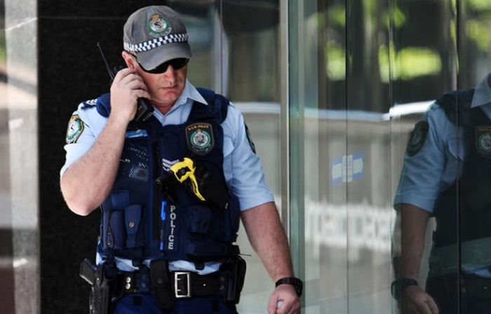 В центре Сиднея террорист более 16 часов удерживал заложников (35 фото + видео)