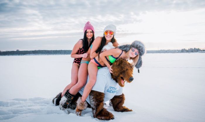 Девушки Сибири фотографируются в купальниках на снегу (9 фото)