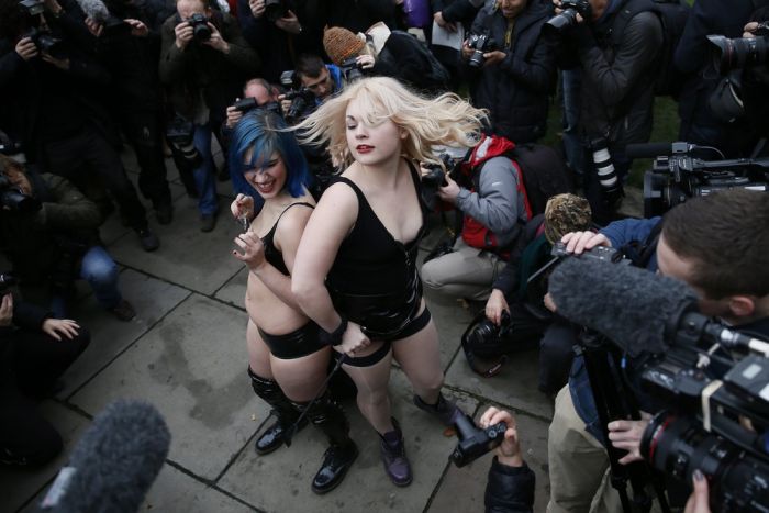 В Лондоне прошла акция протеста против законов о запрете порно (25 фото)