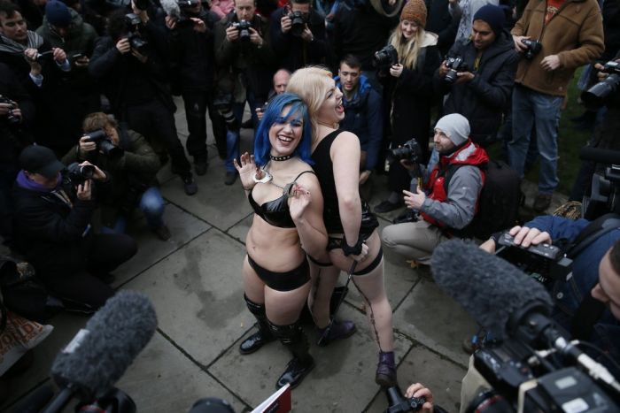 В Лондоне прошла акция протеста против законов о запрете порно (25 фото)