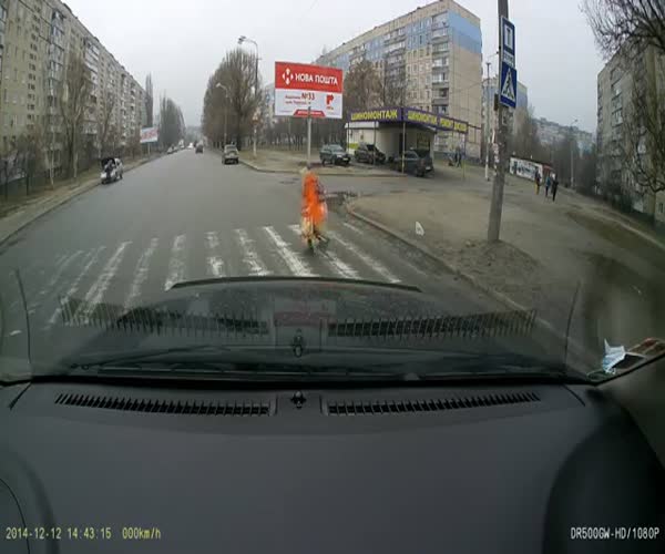 Водитель помог детям перейти дорогу