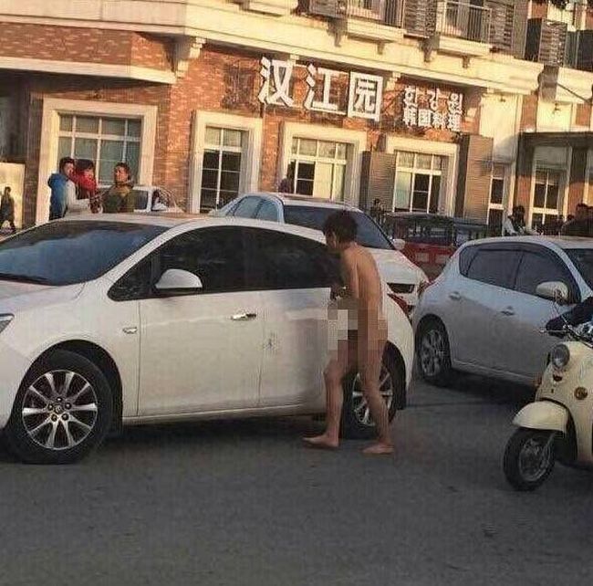 Из-за измены женщина оставила на улице голыми своего мужа и сестру (4 фото)