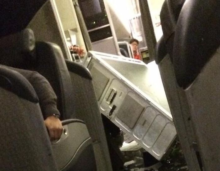 Пассажиры самолета компании American Airlines стали жертвами турбулентности (8 фото + видео)