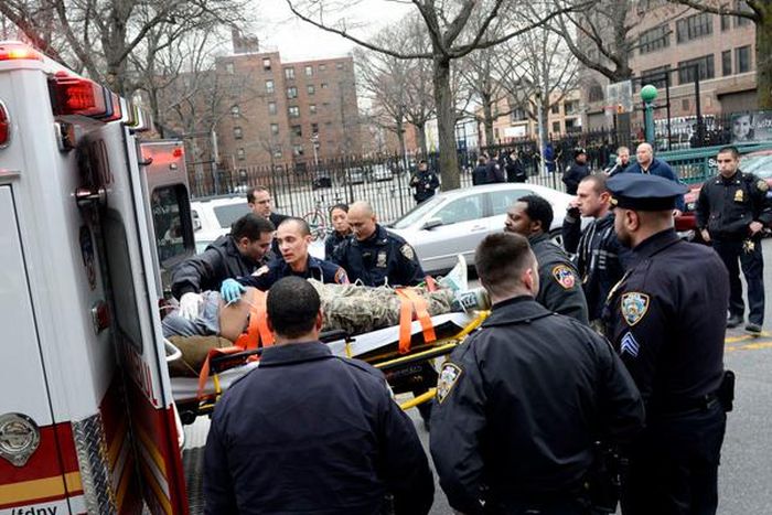 В Нью-Йорке из-за мести были убиты двое полицейских (13 фото)