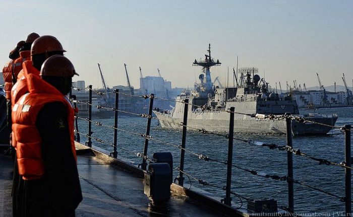 Во Владивосток пришли корейские военные корабли (22 фото)