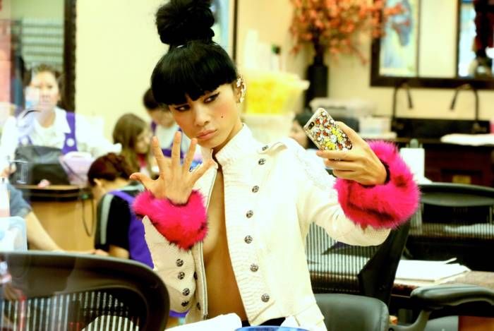 Актриса Бай Лин выбрала очень откровенный наряд для похода в салон красоты (11 фото)