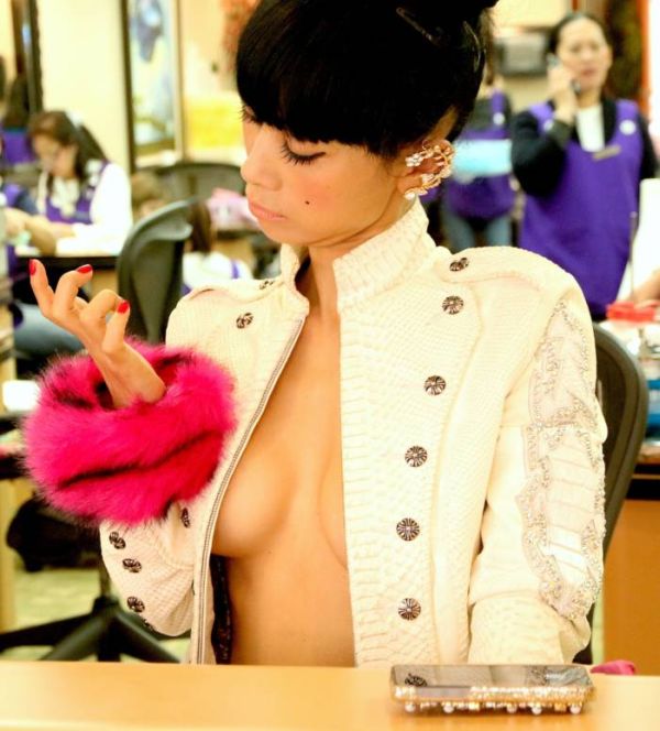 Актриса Бай Лин выбрала очень откровенный наряд для похода в салон красоты (11 фото)