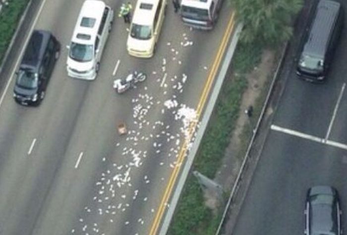 Рассыпанные на дороге 2 млн долларов стали причиной пробки в Гонконге (5 фото + видео)