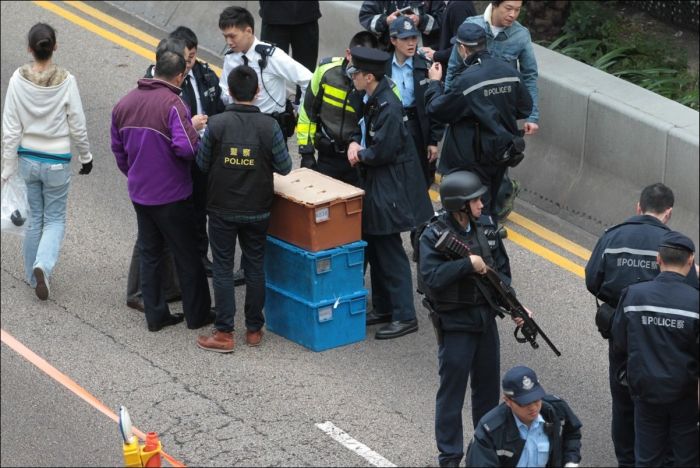 Рассыпанные на дороге 2 млн долларов стали причиной пробки в Гонконге (5 фото + видео)