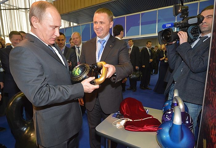 Самые запоминающиеся подарки Путину (15 фото)