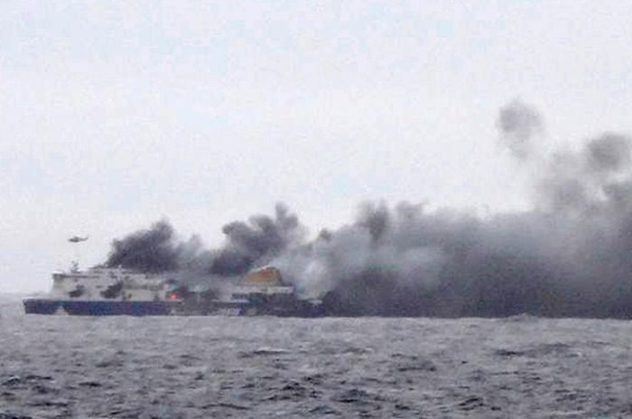 В Адриатическом море спасают пассажиров горящего парома (7 фото + видео)