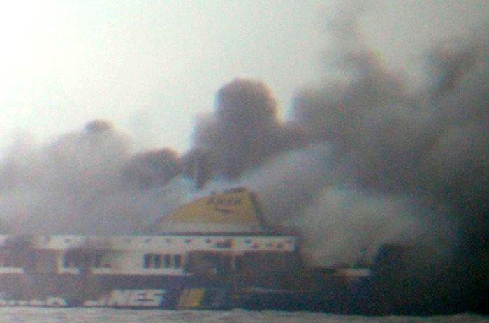 В Адриатическом море спасают пассажиров горящего парома (7 фото + видео)