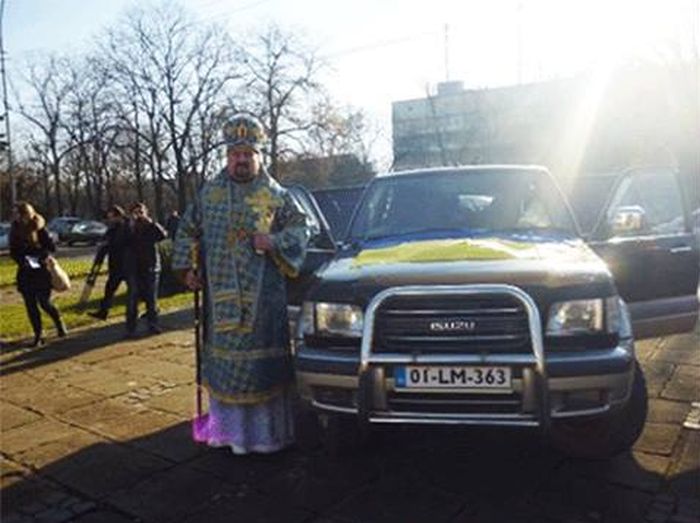 На Донбассе украинский священник делает селфи с оружием в руках (6 фото)