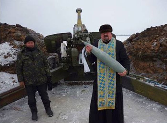 На Донбассе украинский священник делает селфи с оружием в руках (6 фото)