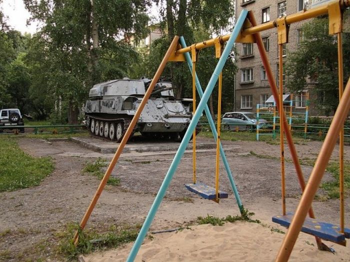 Детская площадка стала местом стоянки военной техники (3 фото)