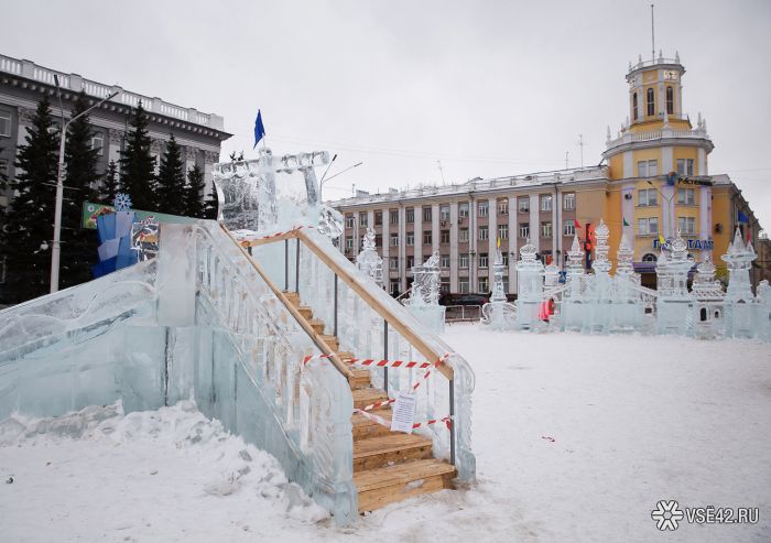 Из-за аномально теплой погоды в Кемерово закрыли ледовый городок (22 фото)