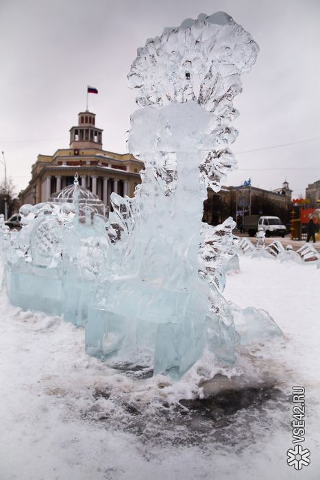 Из-за аномально теплой погоды в Кемерово закрыли ледовый городок (22 фото)