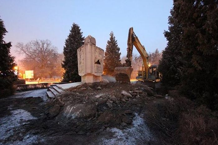 Поляки снесли памятник Благодарности и Братства (10 фото)