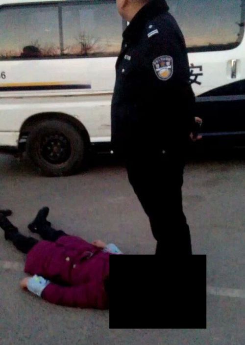 В Китае женщина скончалась в момент задержания полицией (2 фото)
