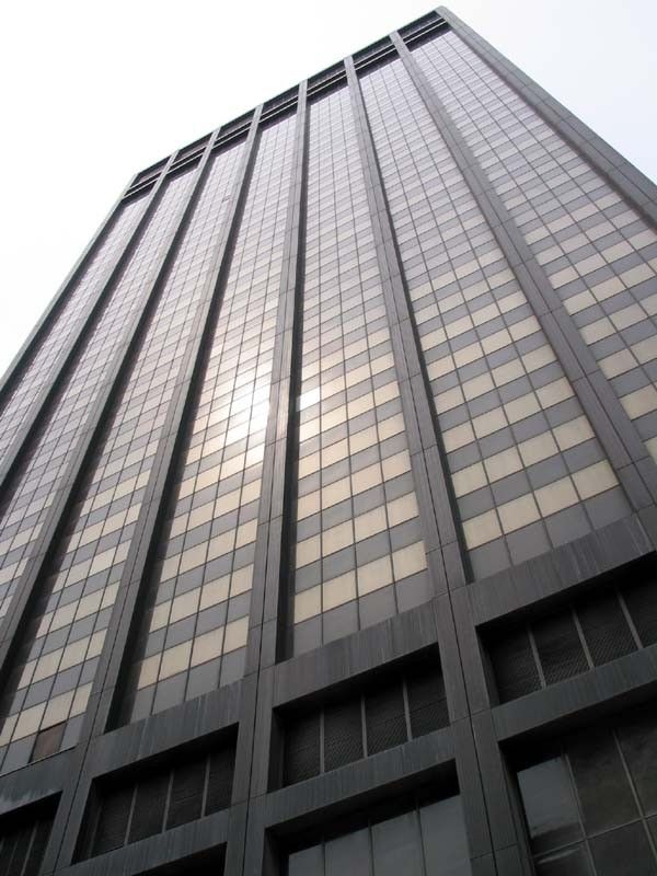 Трагическая судьба небоскреба Дойче-Банк-билдинг (20 фото)