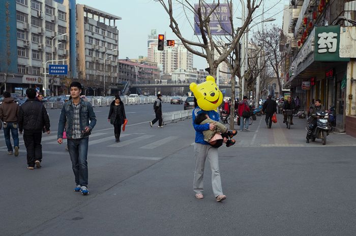 Уличные фотографии от китайского фотографа Тао Лю (24 фото)