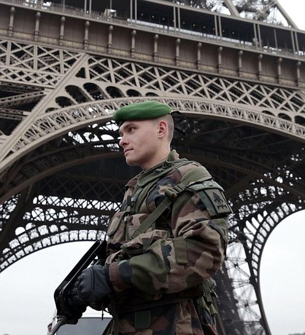 Срочно! Бойня в офисе Charlie Hebdo видеокадры атаки. +18 (2 видео)