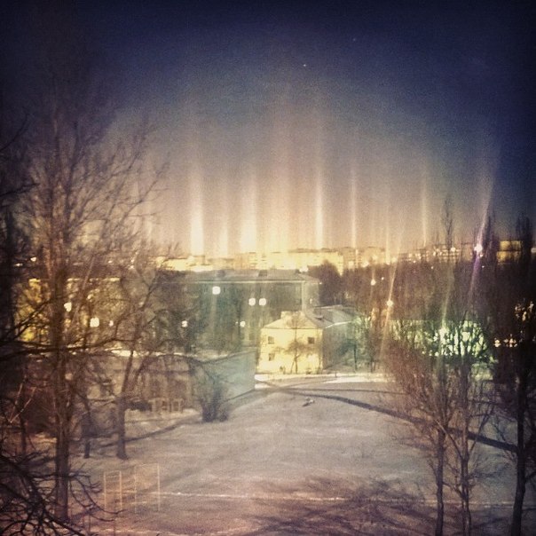 Рождественское небо Москвы украсили светящиеся столбы (7 фото)