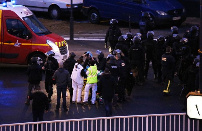 В Париже террорист взял в заложники покупателей еврейского магазина (45 фото + 3 видео)