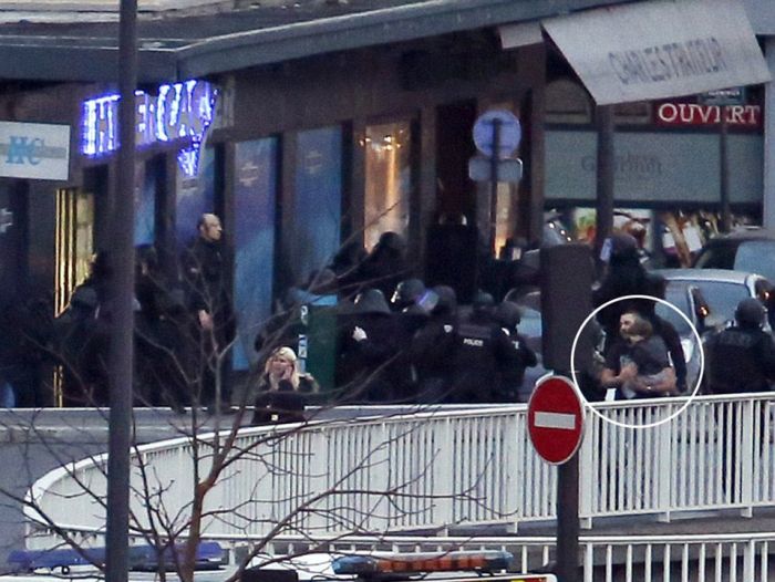 В Париже террорист взял в заложники покупателей еврейского магазина (45 фото + 3 видео)