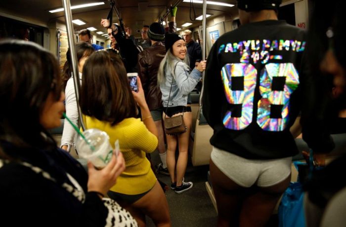 Бесстыжие пассажиры или как проходит акция The No Pants Subway Ride (40 фото)