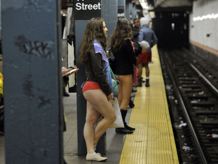 Бесстыжие пассажиры или как проходит акция The No Pants Subway Ride (40 фот...