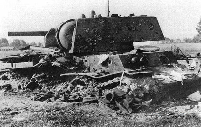 Подвиг экипажа тяжелого советского танка КВ-1 под городом Расейняй (3 фото)