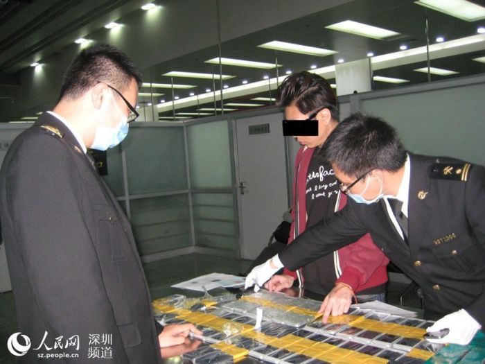 Парень пытался ввезти в КНР 94 смартфона, примотав их к себе скотчем (5 фото)