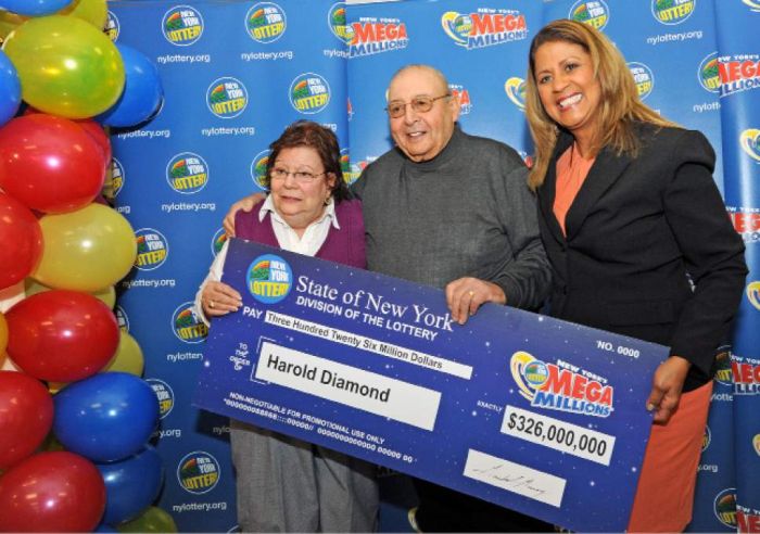 В США 80-летний пенсионер выиграл джек-пот в 326 млн долларов (3 фото)