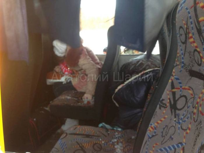 В Донецкой области под обстрел попал автобус с пассажирами (10 фото + видео)