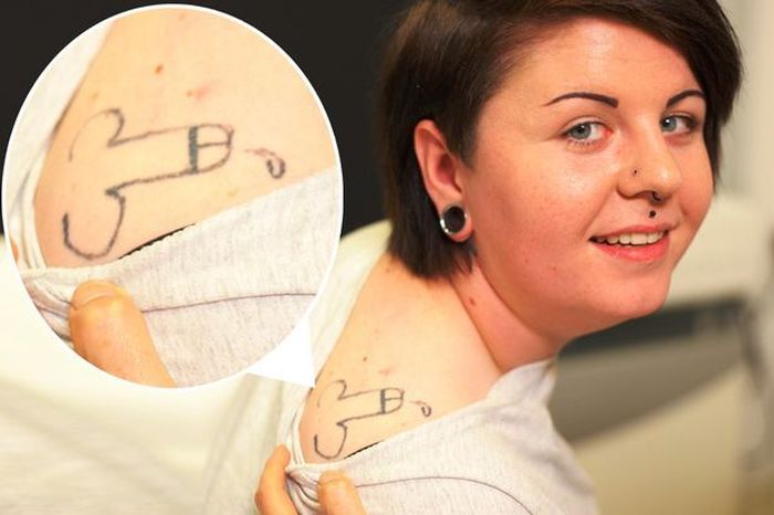 Пьяная компания набила тату на плече 17-летней девушки (3 фото)