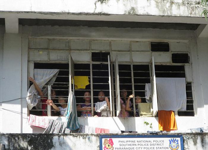 Ради папы Франциска с улиц Манилы убрали сирот (16 фото)