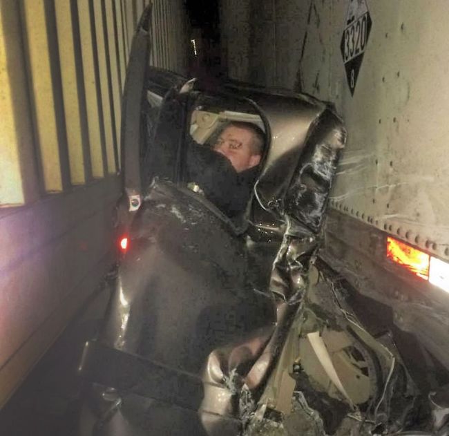Везучий водитель чудом выжил в страшном ДТП (10 фото)