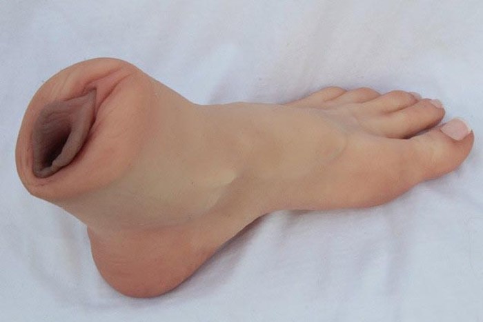 Новая секс-игрушка для мужчин, которые тащатся по женским ступням (4 фото)