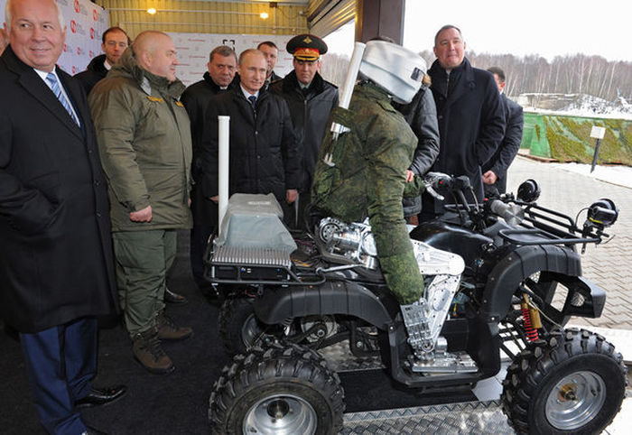 Путину показали отечественного человекоподобного робота (2 фото)