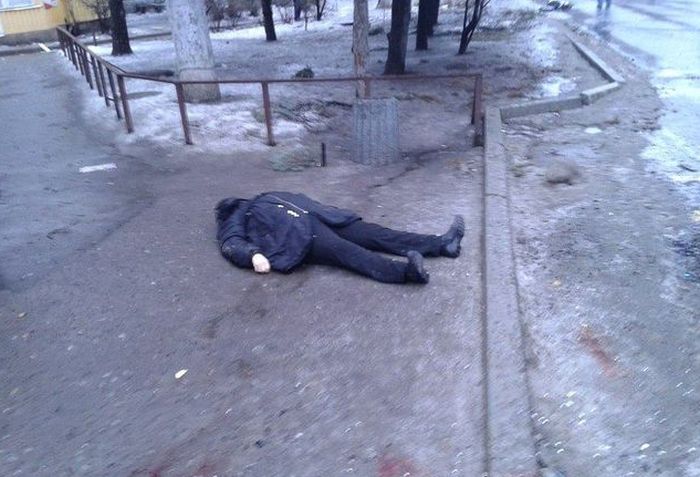 В Донецке под обстрелом оказалась троллейбусная остановка (34 фото + 2 видео)