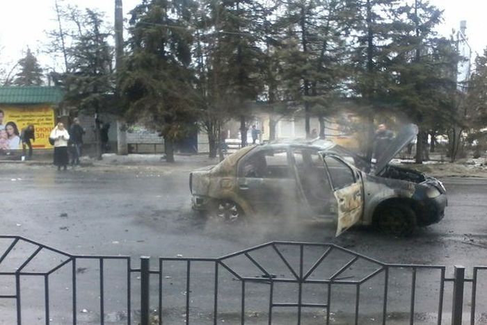 В Донецке под обстрелом оказалась троллейбусная остановка (34 фото + 2 видео)