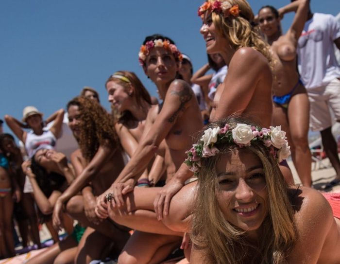 Бразильянки в Рио-де-Жанейро оголили грудь в знак протеста. НЮ (36 фото)