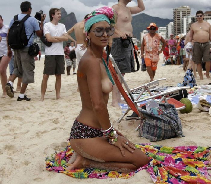 Бразильянки в Рио-де-Жанейро оголили грудь в знак протеста. НЮ (36 фото)