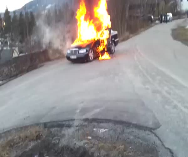 Пожарные упустили горящий автомобиль