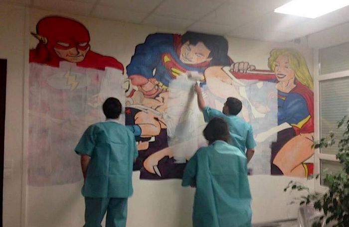 Необычное изображение 14 лет «украшало» стену больницы во Франции (2 фото)