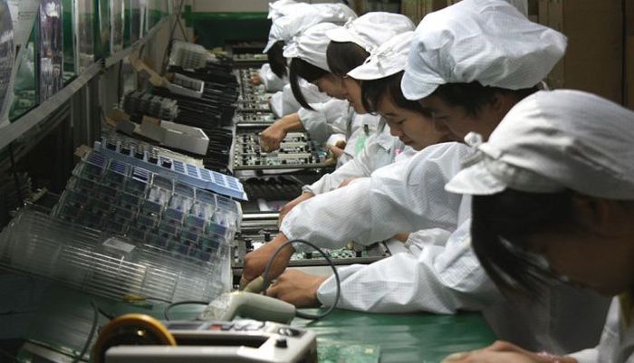 Долгожданный обеденный перерыв работников тайваньской компании Foxconn (4 фото)